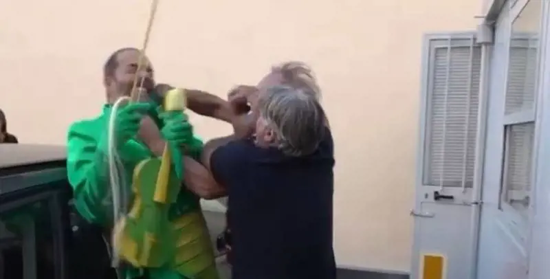 "Pugni e bastonate". Laudadio e la troupe di Striscia aggrediti a Varese