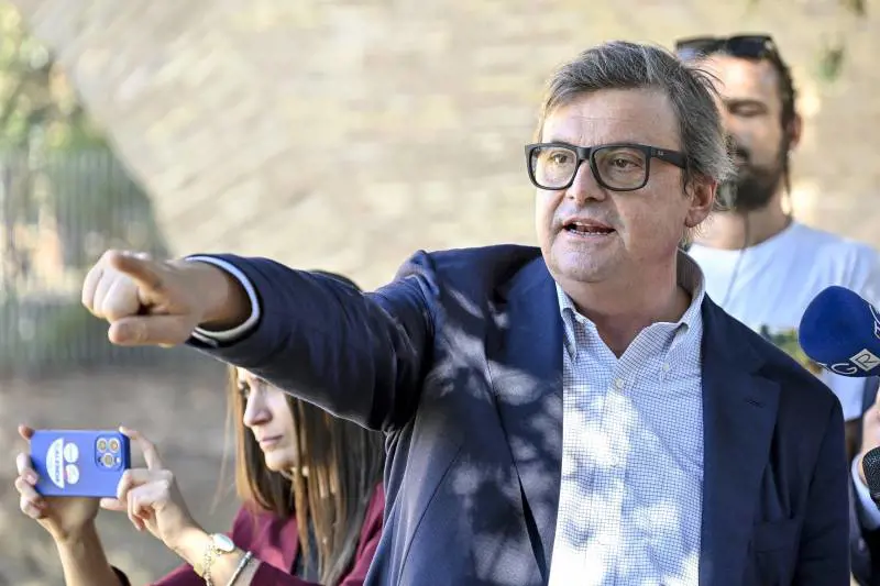 "Scene indegne...". Ora Calenda attacca Gualtieri, ma un anno fa lo sosteneva