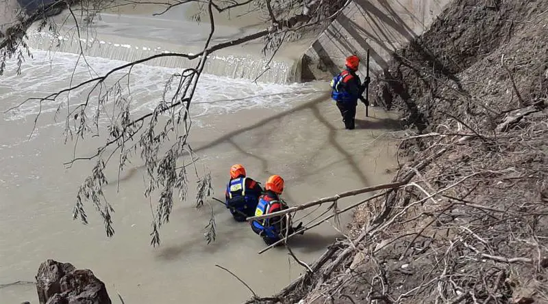 A mani nude nel fiume. "Sotto un muro di fango per cercare Mattia"
