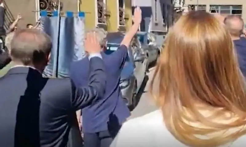 Saluto romano al funerale: bufera su Fdi per La Russa