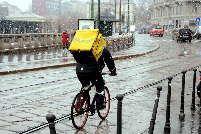 "Non ha regolarizzato i rider". Glovo multata per 79 milioni