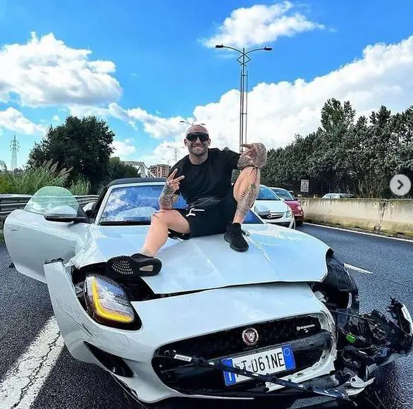 Altro incidente per l'ex rapper 1727, Jaguar a noleggio distrutta