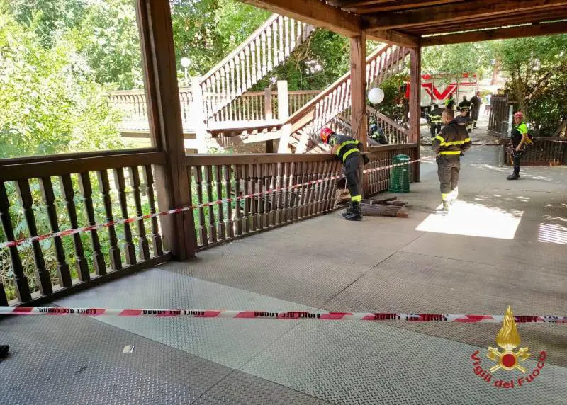 Crolla scala, tragedia sfiorata al Globe Theatre di Roma. Studenti in ospedale