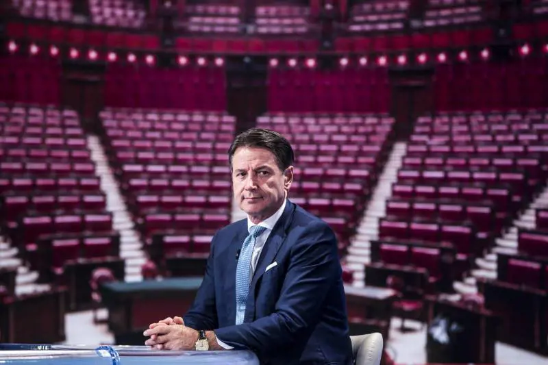 "Il reddito va rafforzato". Conte fa la vittima e attacca il centrodestra