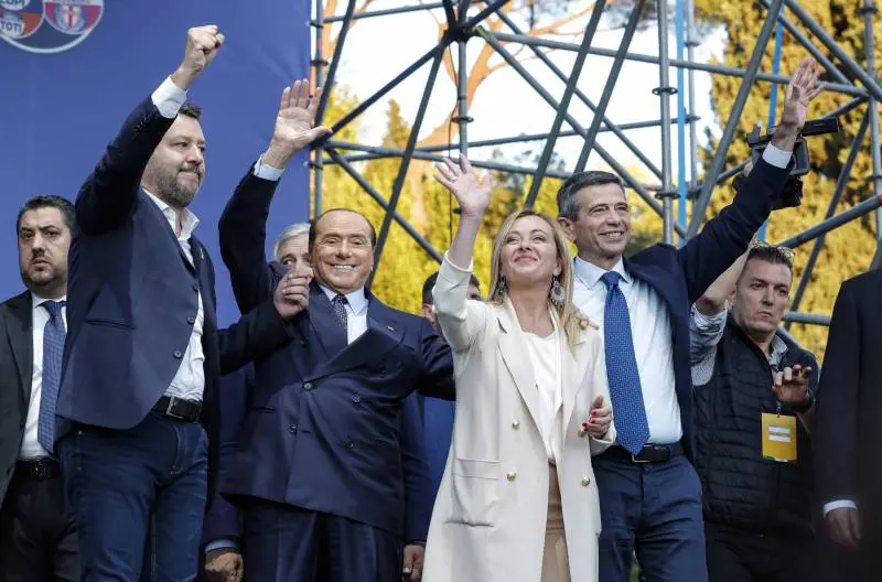 Boom centrodestra e sprofondo rosso: il sondaggio condanna i dem