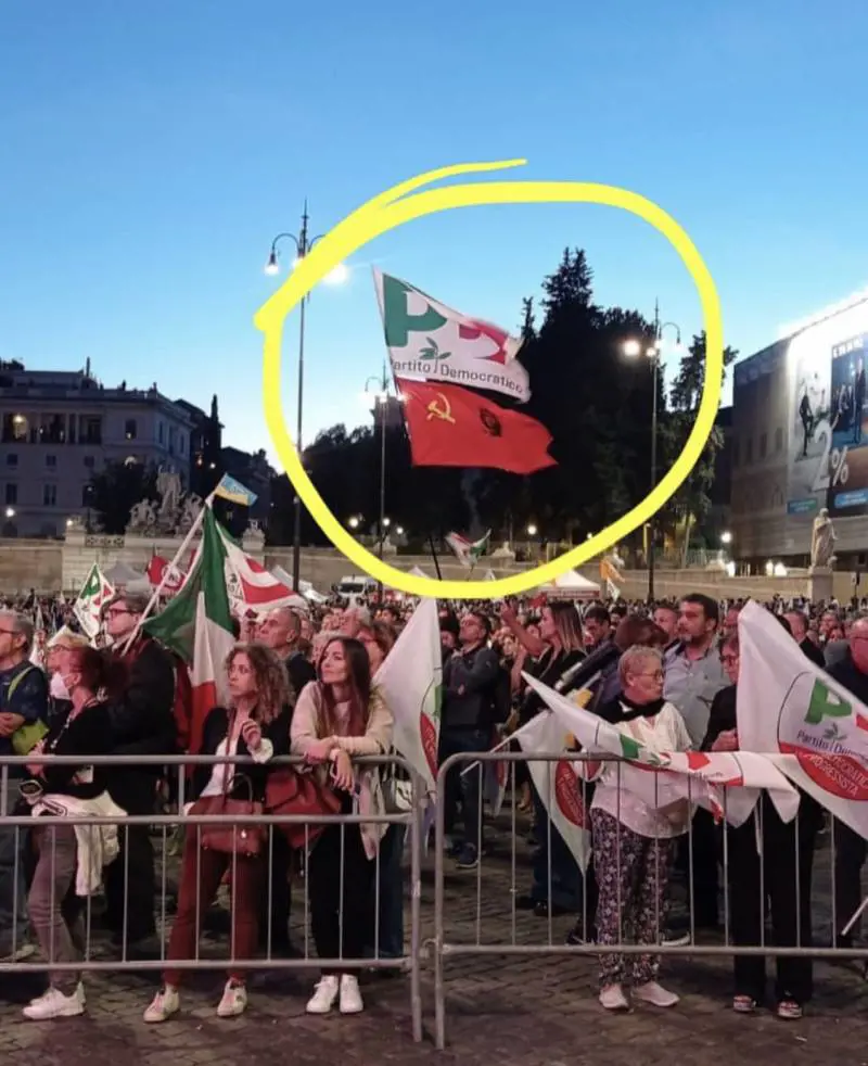 "Vessillo comunista". Per Letta spuntano falce e martello, è bufera: "Dittatura cruenta"