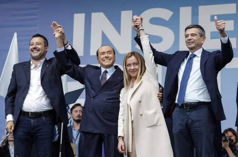 Gli italiani stanno con il centrodestra: fiducia alta nel governo e nella Meloni