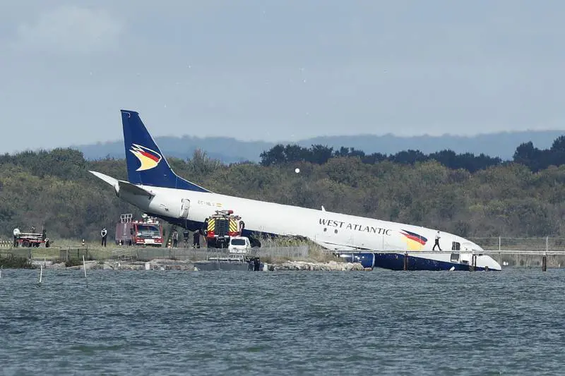 Il decollo, poi lo schianto nello stagno e il miracolo: tutti salvi sul Boeing