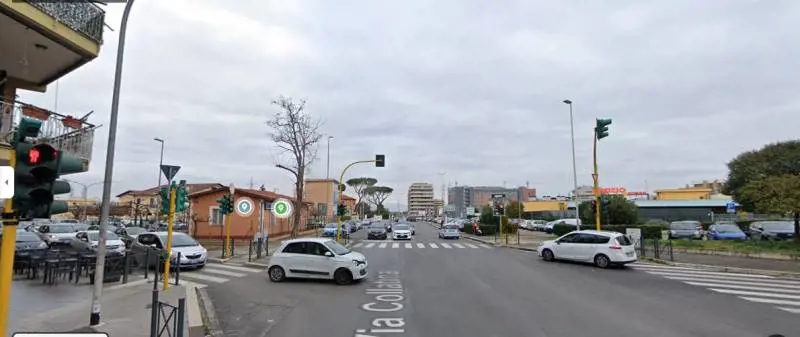 "Nudo davanti a una bimba". E lo straniero finisce pestato dai passanti