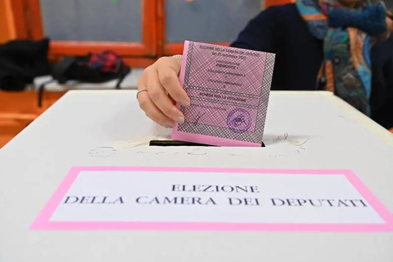 Nomi sbagliati su schede e manifesti: è già caos ai seggi