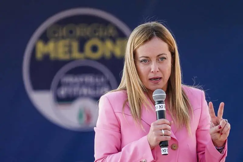 "Avrà sempre un fascista da accontentare". Lo scrittore contro la Meloni
