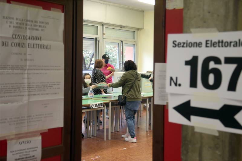 Seggi chiusi in Sardegna: affluenza in aumento al 49%