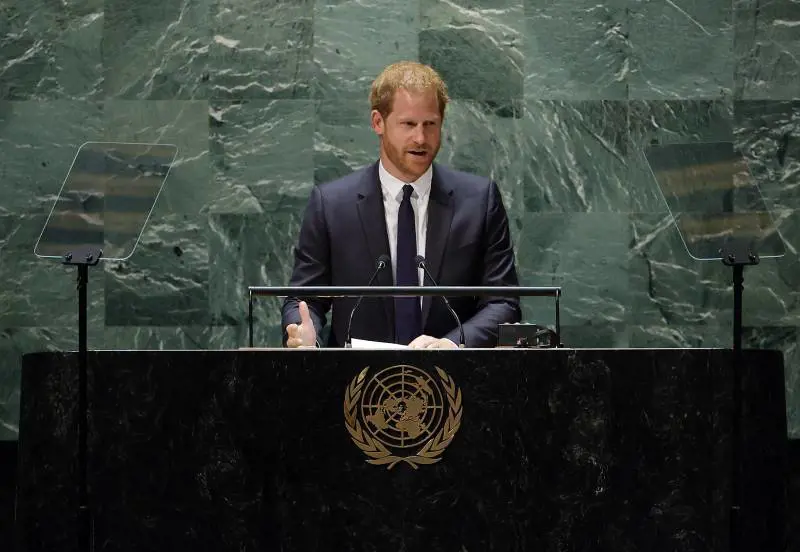 "Troppo insensibile verso la Regina": ora Harry vuole cancellare parti del libro