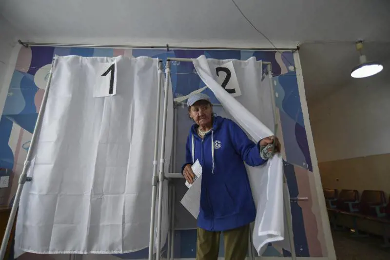 Selfie, urla, bandiere. La "recita" nell'urna