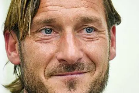 "Si sono baciati davanti ai figli". Presentazioni ufficiali per Totti e Noemi