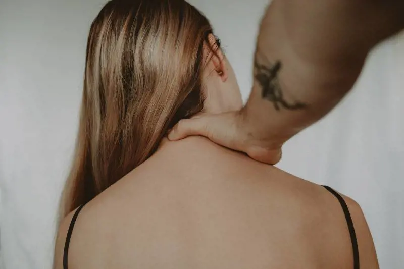 "Più urlavo e più stringeva". Il racconto choc del tentato stupro dello straniero