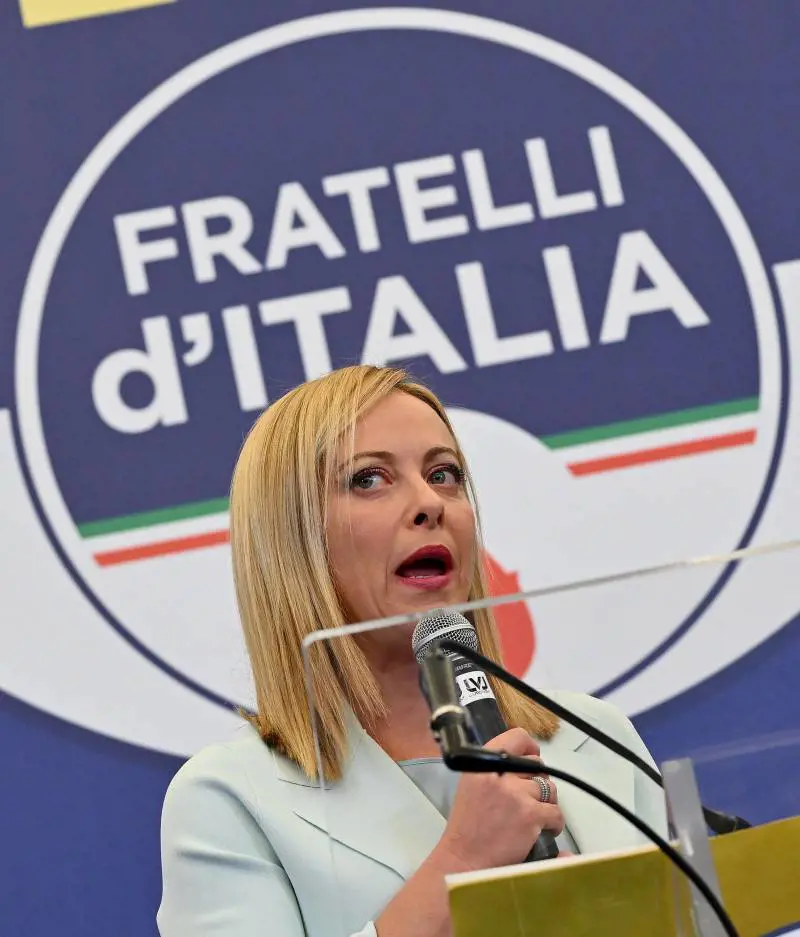 Tra selfie e mozzarelle di bufala: "Giorgia, non deluderci"