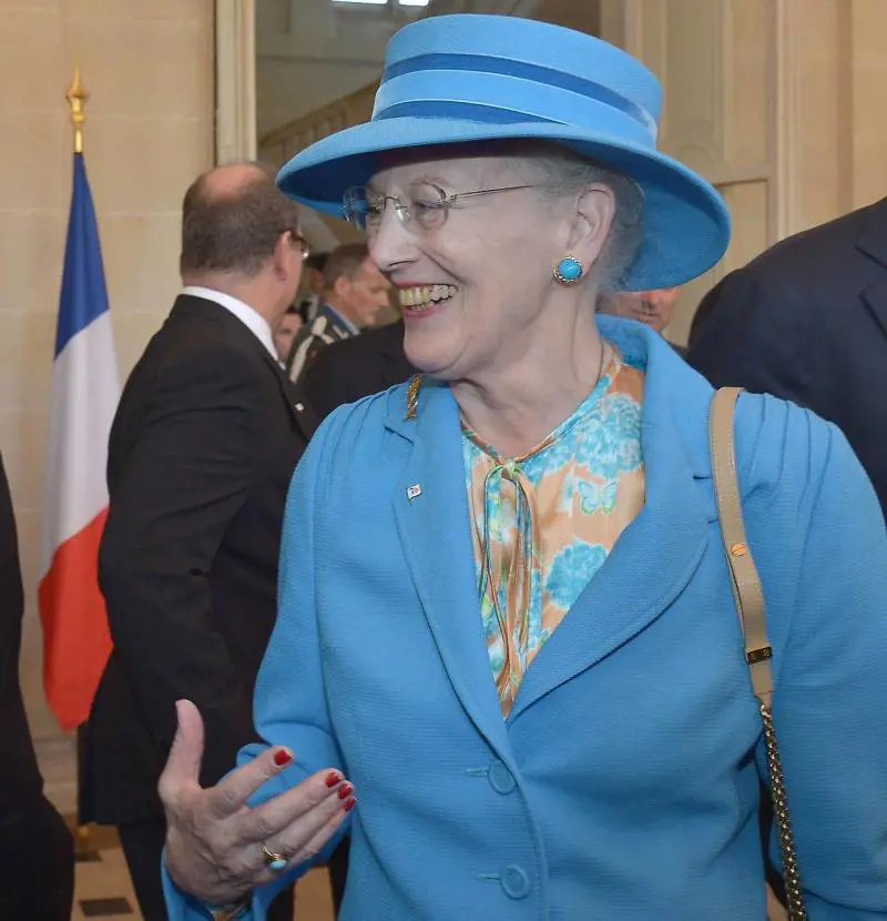 La lezione della Regina: via i titoli a quattro nipoti "Vivano una vita normale"