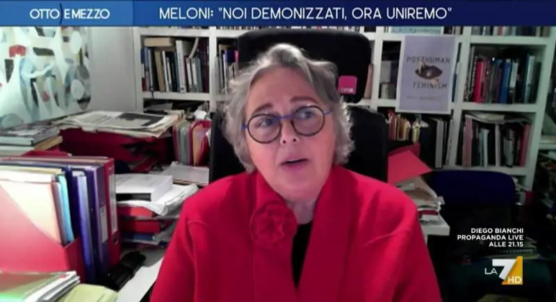 "Faccia cattiva e rabbiosa...". Così la filosofa insulta la Meloni