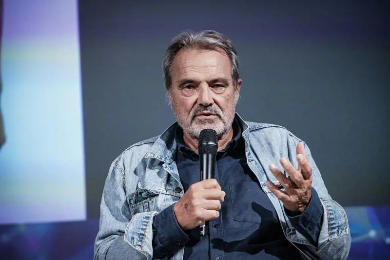 "Proviamo pure la povera Meloni": Toscani non molla la presa