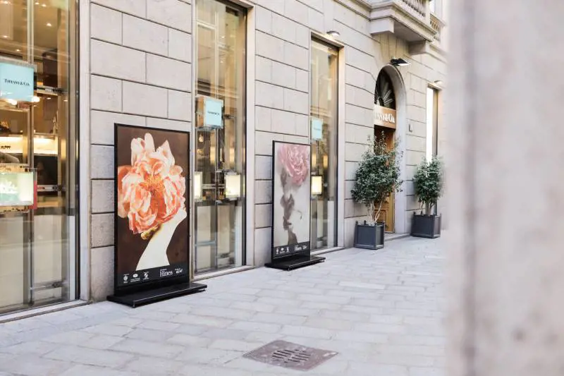 Milano omaggia il fotografo Giovanni Gastel: in via della Spiga sboccia "Flowers"