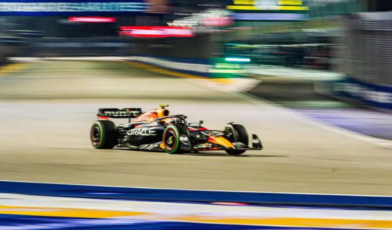 Gp Singapore, Perez sanzionato ma vince. La beffa Ferrari: scoppia la polemica