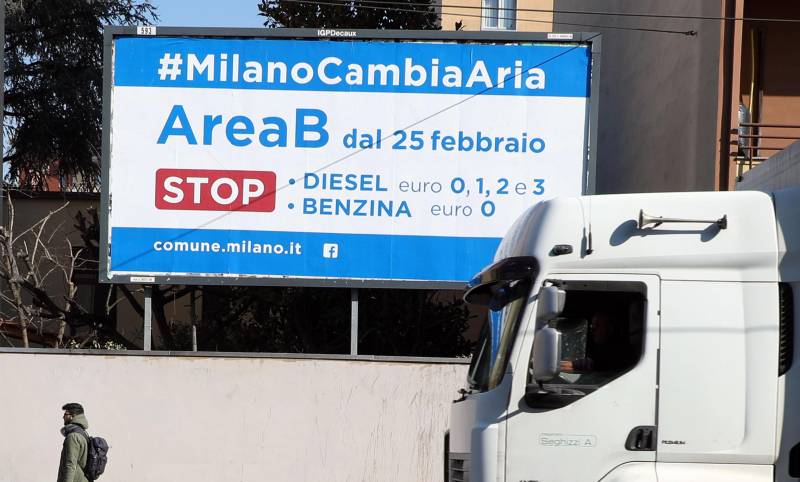 "Milano città per ricchi". Rivolta anti Sala per le auto. Ira della polizia