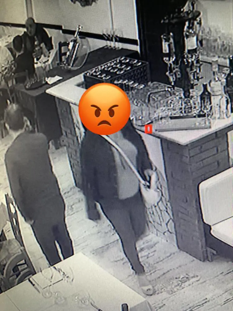 La donna ripresa dalle telecamere di sorveglianza del locale 