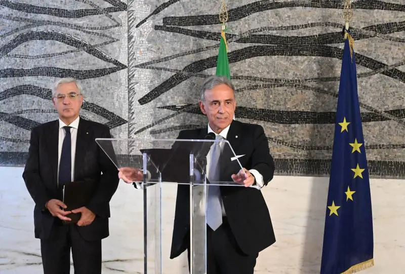 "Mettete in pericolo il mondo". "Sul voto andiamo avanti". Alta tensione tra Italia e Russia