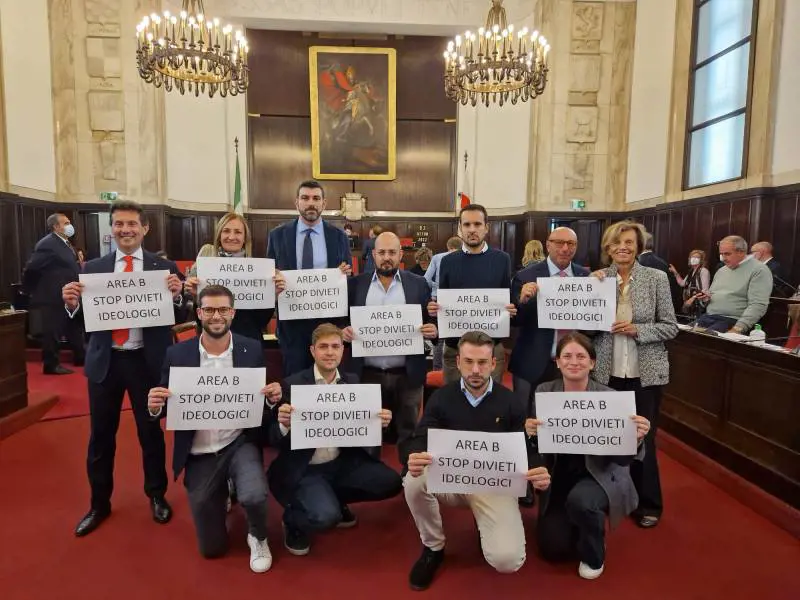 "Area B è iniqua". Il centrodestra occupa Palazzo Marino