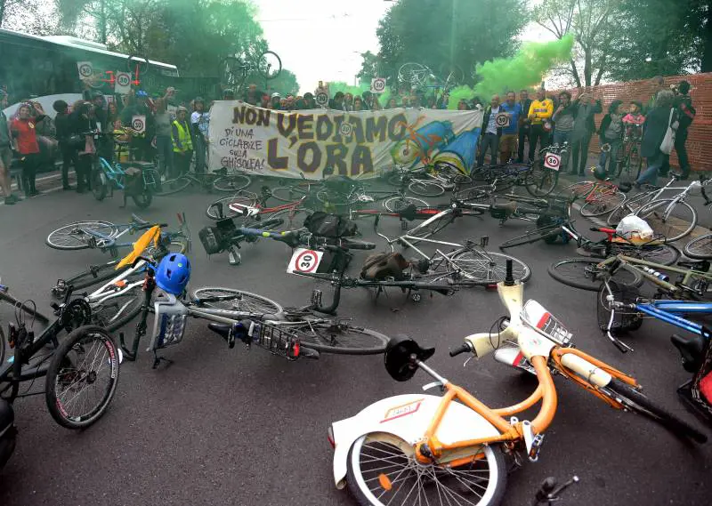 Occupazione del Ponte della Ghisolfa per promuovere la pista ciclabile 