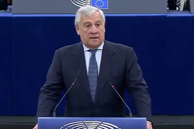 Ovazione per l'eurosaluto di Tajani