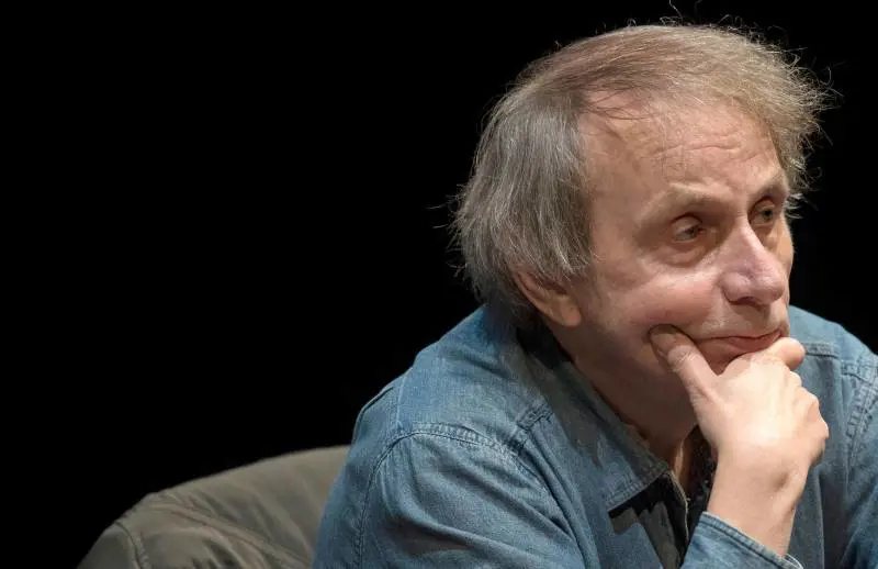 Houellebecq perde la causa. Uscirà il porno in cui è "attore"