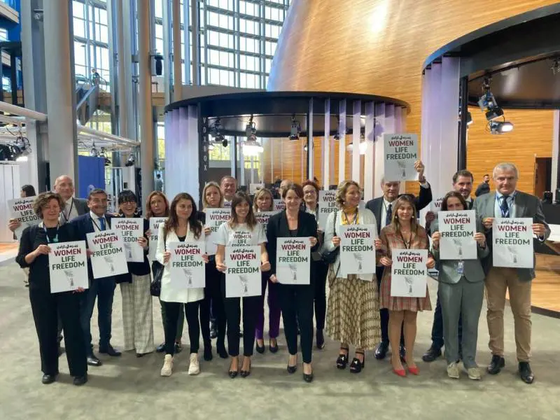 "L'Ue si schieri contro il fondamentalismo". La protesta per le iraniane a Strasburgo