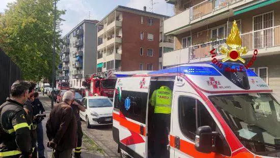 Cede grata in un palazzo, donna precipita