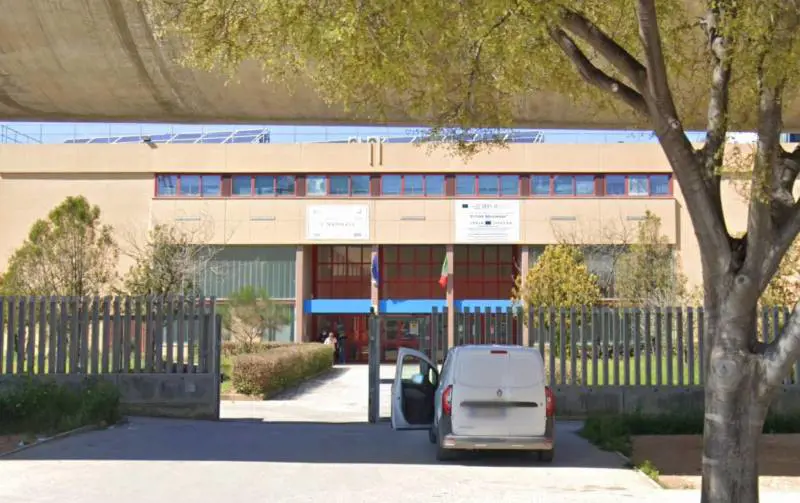 La denuncia del professore. "Aggredito per una nota". Ma l'istituto: tutto da chiarire