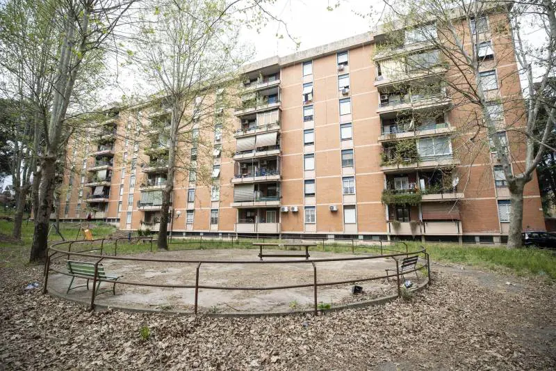 Le danno una casa popolare ma è già occupata