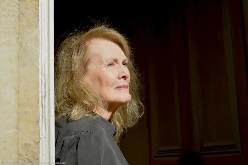 "Coraggio e acutezza": Annie Ernaux ha vinto il Nobel per la Letteratura