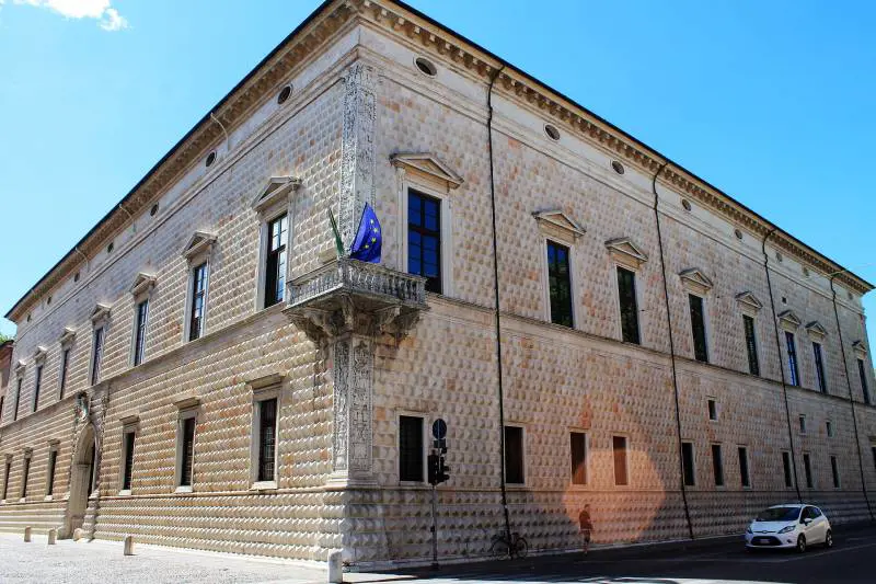 Ferrara: Palazzo dei Diamanti e i suoi misteri
