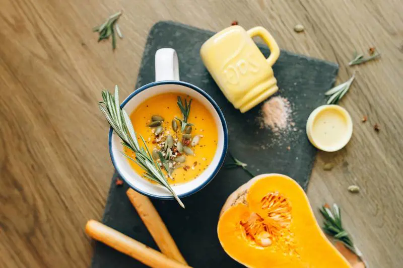 Zuppe e vellutate autunnali: le ricette per i senior