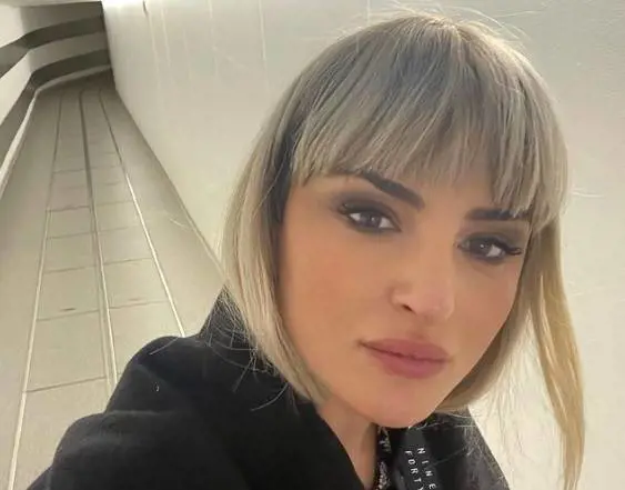 "Ringrazi", "Faccia il bravo". Lite sul palco tra il sindaco di Gravina e Arisa