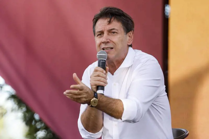 Conte "pacifista" per invadere il Pd