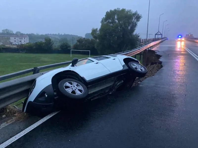 Novara, cede il cavalcavia. "Si è aperta la voragine. È caduta dentro senza poter reagire"