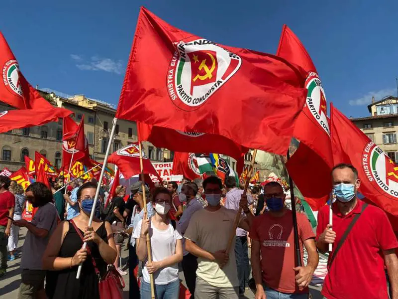Alcuni attivisti di Rifondazione Comunista Empolese impegnati a manifestare