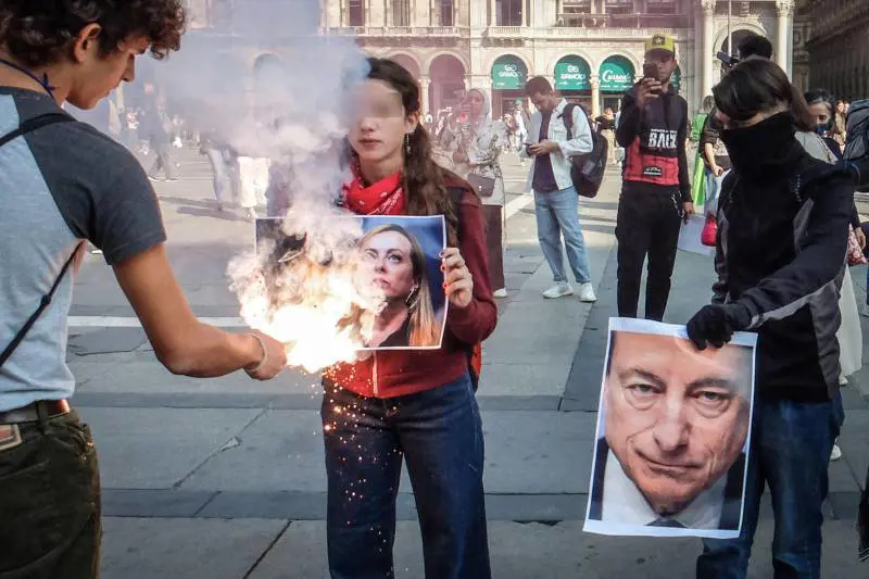 "Non fatevi strumentalizzare". L'allarme della polizia dopo le foto bruciate della Meloni