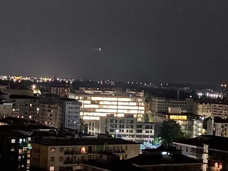 Luci accese giorno e notte: lo spreco di Sala nella Milano green