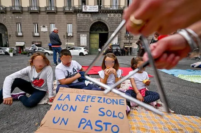 Bimbi ancora senza mensa: rabbia dei genitori davanti al Comune