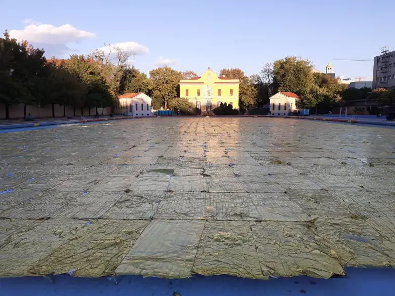 Al Centro Balneare Romano Nari Ward illumina d’oro l’oscurità con “Gilded Darkness”