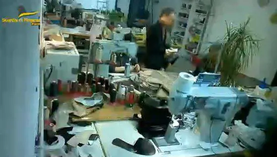 "Come schiavi". Dipendenti cinesi costretti a lavorare 15 ore al giorno