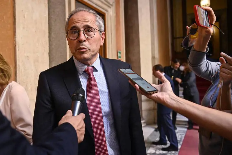 "Da medico guadagno di più". Crisanti rinuncia allo stipendio da senatore
